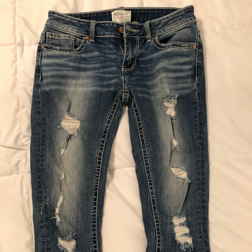 Buckle Ripped Crop Jeans